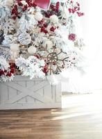 rood Kerstmis boom achtergrond met hout structuur verticaal foto