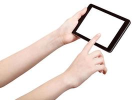 vinger druk op touchpad met besnoeiing uit scherm foto