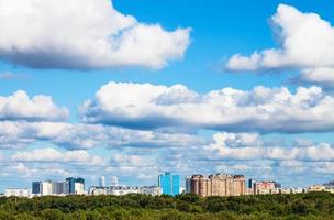 laag wit wolken in blauw lucht over- stad in zomer foto