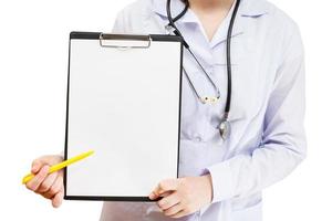 verpleegster wijst op klembord met blanco papier foto