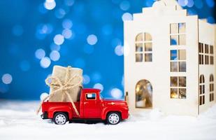 huis levering concept. levering van cadeaus in winter voor Kerstmis en nieuw jaar. verkoop, winkelen. foto