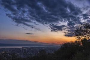mooi zonsondergang met dramatisch wolken over- de stad . varna, bulgarije foto