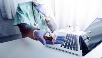 dokter werk Aan digitaal tablet gezondheidszorg dokter technologie tablet gebruik makend van computer. foto