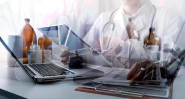 dokter werk Aan digitaal tablet gezondheidszorg dokter technologie tablet gebruik makend van computer. foto