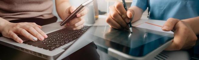 dokter werk Aan digitaal tablet gezondheidszorg dokter technologie tablet gebruik makend van computer. foto