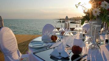 romantische tabel op pier bij zonsondergang