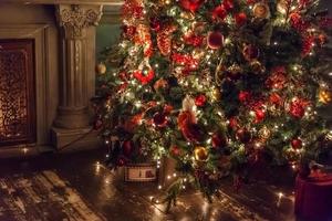 klassiek Kerstmis nieuw jaar versierd interieur kamer nieuw jaar boom met zilver en rood ornament decoraties foto