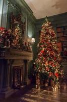 klassiek Kerstmis nieuw jaar versierd interieur kamer nieuw jaar boom met zilver en rood ornament decoraties foto