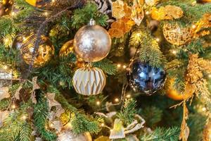 klassiek Kerstmis nieuw jaar versierd nieuw jaar boom met gouden ornament decoraties speelgoed- en bal foto