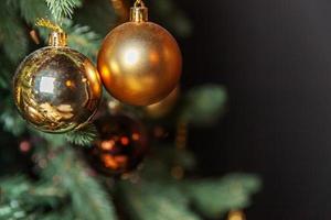 klassiek Kerstmis versierd nieuw jaar boom met gouden ornament decoraties speelgoed- en bal foto