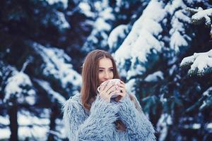 vrouw drinken thee in de Woud foto