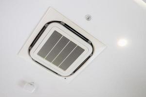 modern plafond gemonteerd cassette type airconditioning systeem foto