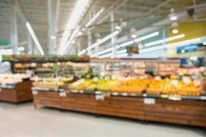 supermarkt supermarkt met fruit en groente op planken wazige achtergrond foto
