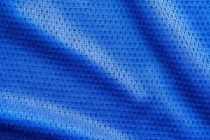 blauwe kleur stof sportkleding voetbal trui met lucht mesh textuur achtergrond foto