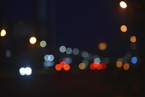 veelkleurig reflecties van lantaarns Aan de avond weg in de avond. blauwer en bokeh van de avond stad. foto