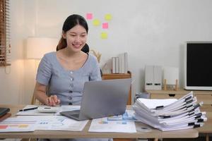 portret van jong vrouw gebruik makend van laptop computer Bij de kantoor, leerling meisje werken Bij huis. werk of studie van huis, Aziatisch vrouw freelance, bedrijf, levensstijl concept foto