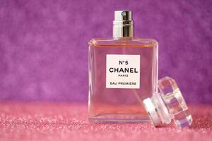 ternopil, Oekraïne - september 2, 2022 chanel aantal 5 eau première wereldwijd beroemd Frans parfum fles Aan glimmend schitteren achtergrond in Purper kleuren foto