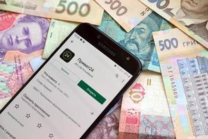 ternopil, Oekraïne - april 24, 2022 privatbank bank app Aan smartphone scherm. privatbank is belangrijk reclame bank in Oekraïne foto
