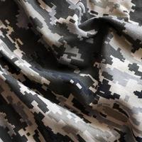 kleding stof met structuur van oekraïens leger korrelig camouflage. kleding met camo patroon in grijs, bruin en groen pixel vormen. officieel uniform van oekraïens soldaten foto