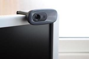 een modern web camera is geïnstalleerd Aan de lichaam van een vlak scherm monitor. apparaat voor video communicatie en opname van hoog kwaliteit video foto