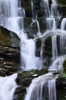 waterval schipot verzenden - een van de meest mooi en de meest volstromend watervallen van transkarpaten foto