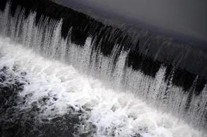 een afbeelding van de vloeiende water. de dam is ontworpen naar reguleren de water niveau in rivieren binnen de stad en naar voorzien technisch water naar industrieel voorwerpen foto