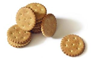 klassiek ronde gezouten crackers geïsoleerd Aan wit foto