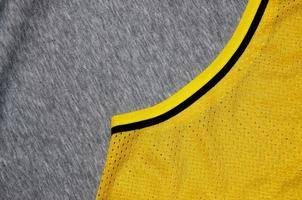 top visie van kleding textiel oppervlak. detailopname verkreukelde kachel en gebreid kleding stof structuur met een dun gestreept patroon. sport kleding kleding stof textuur. gekleurde basketbal overhemd en kachel capuchon foto