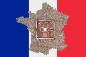 schets kaart van Frankrijk met de beeld van de nationaal vlag. mangat Hoes van de gas- pijpleiding systeem binnen de kaart. collage. energie crisis. foto
