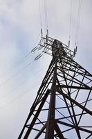 hoog Spanning elektrisch toren. elektriciteit transmissie pyloon foto