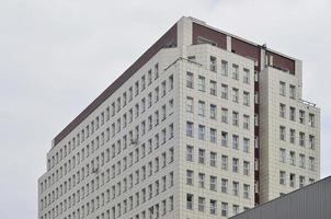 meerdere verdiepingen kantoor gebouw met blauw lucht foto