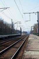 een spoorweg station met platformen voor aan het wachten voor treinen foto