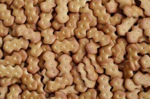 patroon van een veel geel gezouten crackers foto