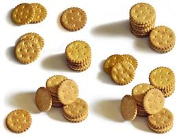 klassiek ronde gezouten crackers geïsoleerd Aan wit foto