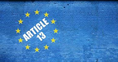 artikel 13 opschrift en Europese unie vlag Aan blauw steen muur foto