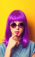 mooi meisje met violet haar in zonnebril op gele CHTERGRO