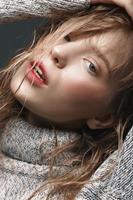 portret van een jong meisje in trui studio