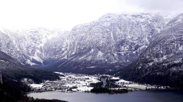 gezichtspunt van hallstatt winter sneeuw berg landschap en land- met meer foto