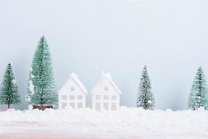 Kerstmis boom en huis met sneeuw vorst veld- van natuurlijk landschap achtergrond voor viering en gelukkig nieuw jaar foto