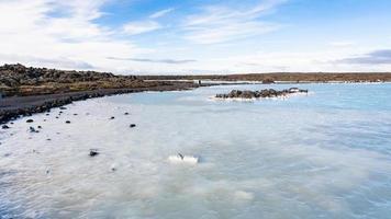 visie van blauw lagune geothermisch meer in IJsland foto