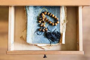 rozenkrans Aan haveloos religieus boek in Open tekenen foto