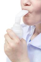 tiener inhaleert met mondstuk van Jet vernevelaar foto