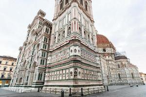 Giotto's campanile met kathedraal in ochtend- foto