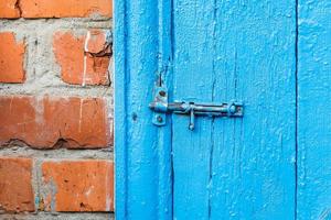 Gesloten vangst Aan oud blauw geschilderd deur van schuur foto