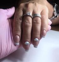 manicure van verschillend kleuren Aan nagels. vrouw manicure Aan de hand- foto