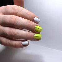 geel manicure Aan de nagels. geel nagel ontwerp Aan de vingers. foto