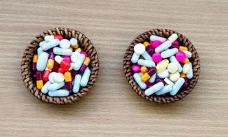 verschillende tabletten pillen capsule hoop mix therapie drugs dokter griep
