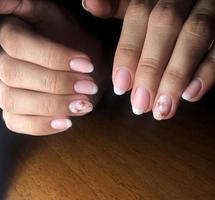 vleeskleurig prachtig manicure Aan nagels. vrouw manicure foto