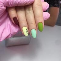 veelkleurig pastel manicure gecombineerd toon Aan toon met een gestreept background.nail kunst. foto