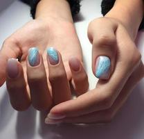 vrouw met vleeskleurig manicure met ontwerp, dichtbij omhoog foto